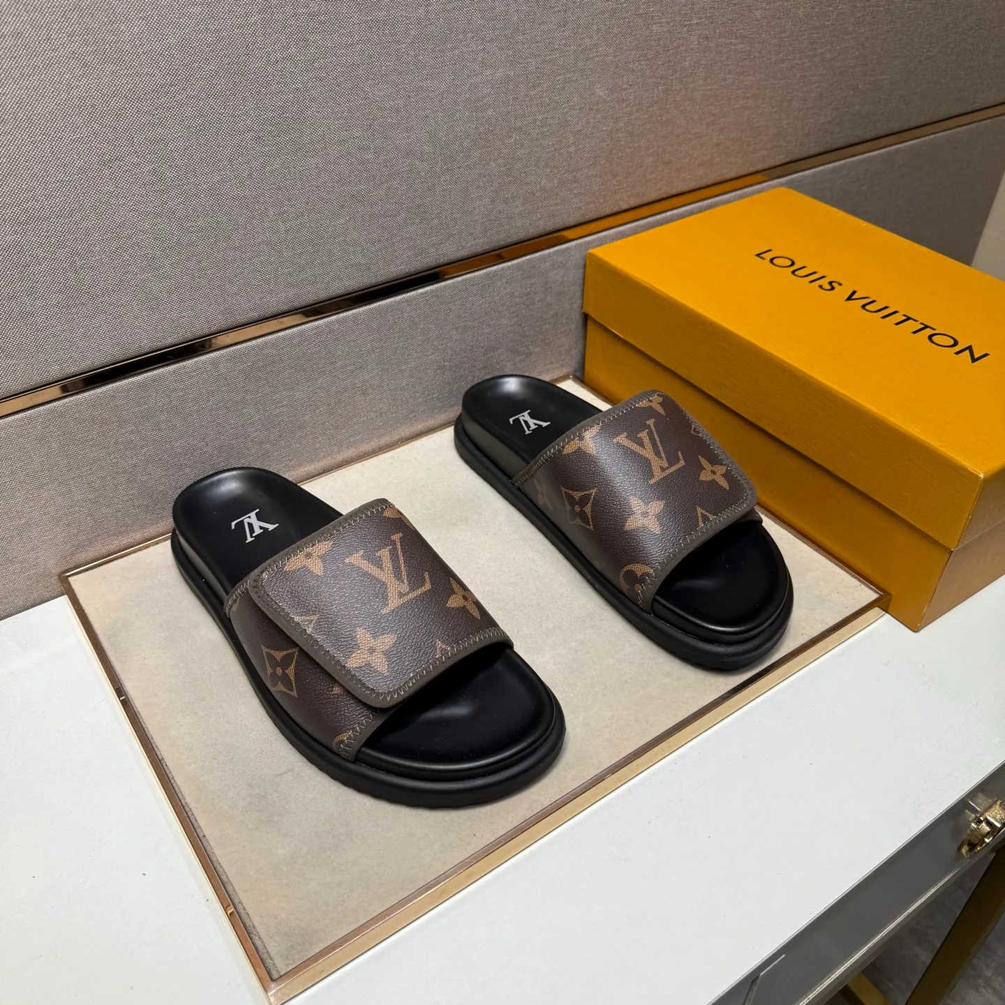 ⬛️Men's shoes 💰p320 [LV～] Men's casual slippers 2025z cabinet sales simultaneously 🔶Size: 38-44 #️⃣ 🔷3 colors🔜The upper is made of multi-material splicing ➕Genuine leather lining, comfortable and breathable, sole: original comfortable and wear-resistant outsole, ⚠️real thing📱photographed🎬real thing is better📢📢📢